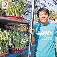 郭先生指暖冬易控制花期，料生意額飆升五成。（李志湧攝）