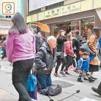 俄羅斯男子即將錢放進衣袋中。