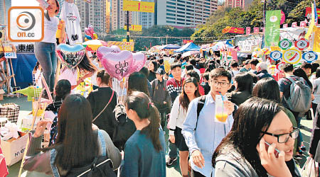 維園年宵市場昨午人頭湧湧，檔販把握機會推銷貨物。