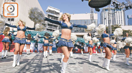 美國洛杉磯公羊啦啦隊穿上性感舞衣，展示出動感舞蹈。