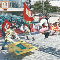 意大利花式舞旗手舞動色彩繽紛的旗幟。（陳德賢攝）