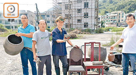 文物搶救隊到大陽輋村一重建舊屋搶救古物的情況。（受訪者提供）