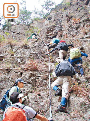 攀上鳳壁石澗山崖需手腳並用。（資料圖片）