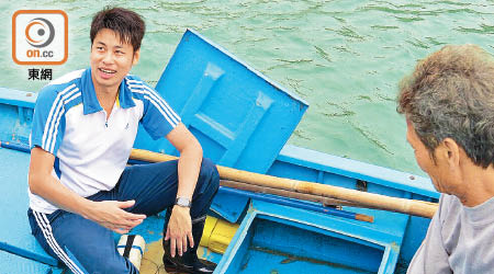 何俊賢早前曾跟漁民出海，了解作業情況。（受訪者提供）