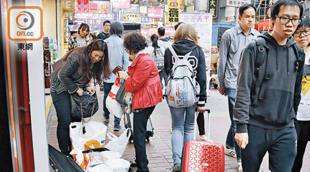 新春內地訪港旅客按年上升約百分之三點六。（資料圖片）