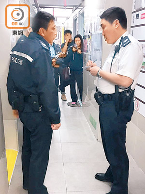 警員在發生連環爆竊案商業中心現場調查。（林振華攝）