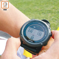 運動手錶設有衞星定位系統及計時器，方便監測跑速。（張汶樂攝）