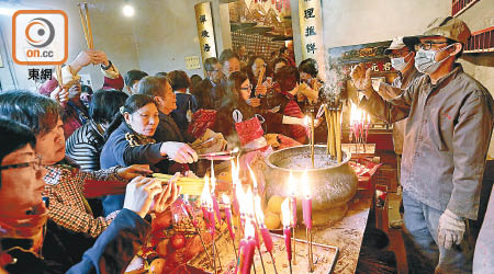 大批市民趁昨日是攝太歲好日，到上環列聖宮攝太歲，現場香火鼎盛。