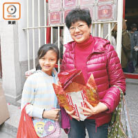 陳太（右）和女兒都犯太歲，她希望一家平安、香港和平。