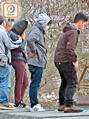 十四歲男生（右三）在家人陪同下，被押返海邊調查。（林兆崙攝）