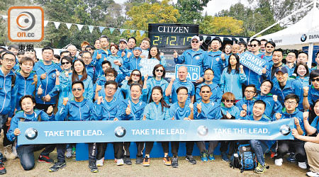 「BMW i Runners」集合一百四十位來自不同界別人士參加渣馬。 （何天成攝）