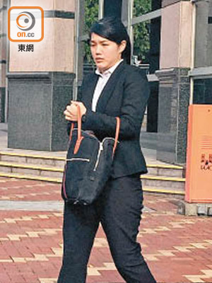 入境事務主任陳慧明供稱，被告事發時給她一千港元。