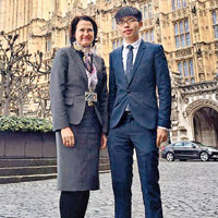 黃之鋒（右）秘密遠赴倫敦交流，昨與工黨國會議員韋斯特會面。（互聯網圖片）