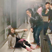 一名女乘客絲襪被燒穿坐在地上。（互聯網圖片）