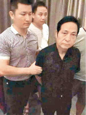 王林（右）捲入徒弟鄒勇綁架及殺人案，網傳一張他被內地警方帶走的照片。