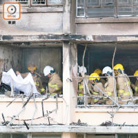 消防員在火場內調查。（黃永健攝）