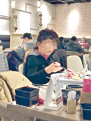 一名大嬸在食店內又食又拎，偷牛肉過程被其他食客拍下。（fb「大角咀街坊美食谷」影片截圖）