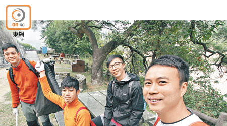 Eric（左起）、阿彪、志榮及Ken早前設立「山系．清道夫」專頁，向清理郊野垃圾的行山人士送出背囊掛章。