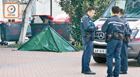 警員用帳篷遮蓋遺體。（馮溢華攝）