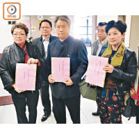 三個台灣團體昨給予家屬共三萬元慰問金。（郭錦良攝）
