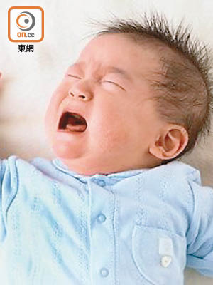 父母抱抱哭鬧嬰兒可令他們健康成長。（資料圖片）