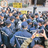反警<br>法院外有批評七警的示威者與撐警團體指罵。