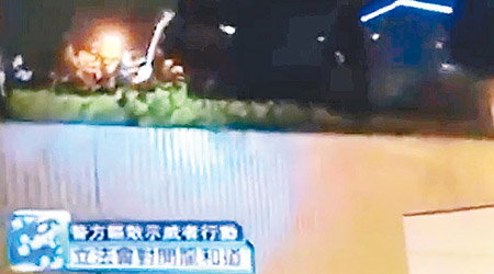 案發前曾健超曾在龍和道隧道口向警員潑液。（電視畫面）