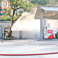 消防員在油站射水。