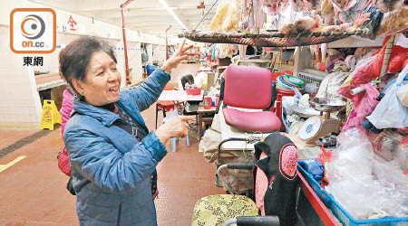 商販鍾太以前是漁民，現在於街市賣乾貨，主要靠熟客幫襯。