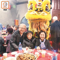 甘琨禮（左起）帶埋八十多歲嘅媽媽及太太嚟，覺得食盆菜最緊要氣氛。