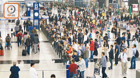 香港機場每日有大量旅客從各地抵港，機管局昨指機場運作未受雞屍事件影響。（資料圖片）
