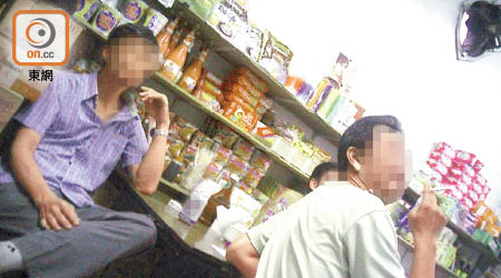 屯門中央派遞局一名郵差，於一二年前往附近雜貨店，與兩名友人煲煙飲酒。