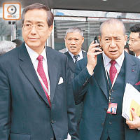 李國寶（右）與弟弟李國章（左）均活躍於本港政界。