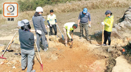 漁護署舉辦山徑維修工作坊，邀請市民參與山徑維修工作。（陳錦燕攝）