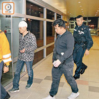 荃灣<br>被捕越南漢（左二）需送院治理。（胡德威攝）