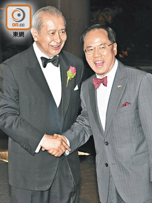 東亞銀行主席李國寶（左）與曾蔭權關係千絲萬縷，在案中扮演重要角色，外界要求廉署徹查。