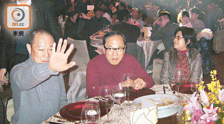 江湖飯局<br>曾蔭權偕劉鑾鴻在澳門出席飯局，但曾在發現本報記者在場後，竟落荒而逃。