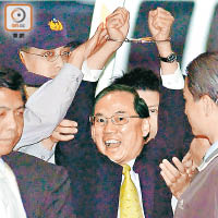 有網民曾把陳水扁被捕的照片，改成曾蔭權的頭像，諷刺他醜聞不斷。