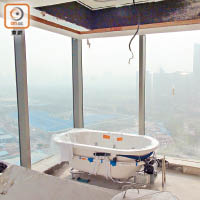 深圳禮賓府<br>浴室坐擁居高臨下的靚景。