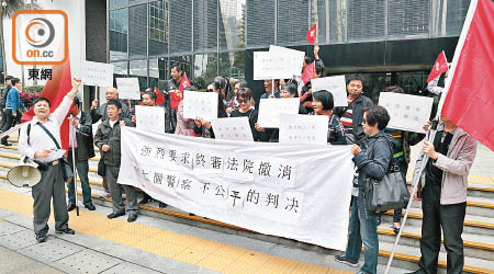 一批市民昨日到區院門外示威，抗議七警判刑過重。（徐家浩攝）
