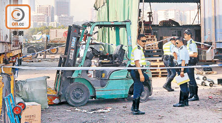 警方檢視肇事剷車。（林兆崙攝）