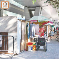 深水埗<br>在深水埗通州街臨時街市對出空地，有露宿者盤據通州街臨時街市對出空地的長椅為家。