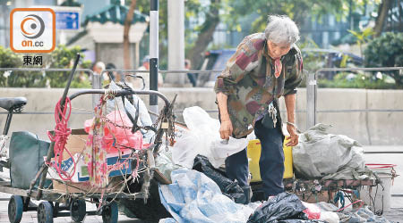 最快明年推出的「高額長者生活津貼」亦將獲「雙糧」。（李志湧攝）