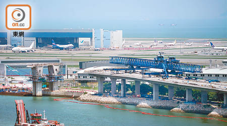 港珠澳大橋香港口岸人工島擬建專用行車橋接駁至機場島，發展陸空轉乘服務。（資料圖片）