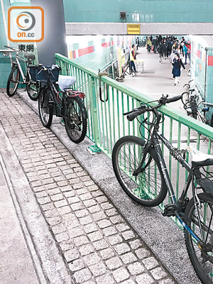 大埔新達廣場巴士總站的行人隧道，長期有大量單車違泊。