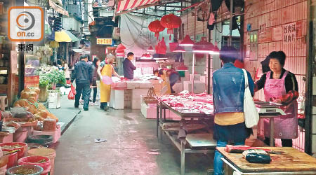 深圳白石洲露天街市售賣經合法屠宰的禽肉店，目前正常營業。（黃少君攝）