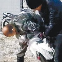 扎龍國家級自然保護區人員為丹頂鶴注射疫苗。（互聯網圖片）