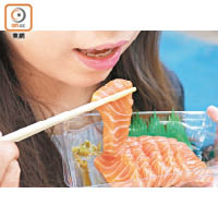 港人愛吃三文魚刺身，隨時禍從口入。