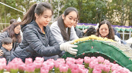 花壇以遊樂場為設計藍本，冀喚起遊人的快樂回憶。（互聯網圖片）