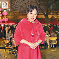 香港女童軍總會名譽副會長鄧慕蓮一身紅色服裝夠晒新春氣氛。 （陳嘉順攝）